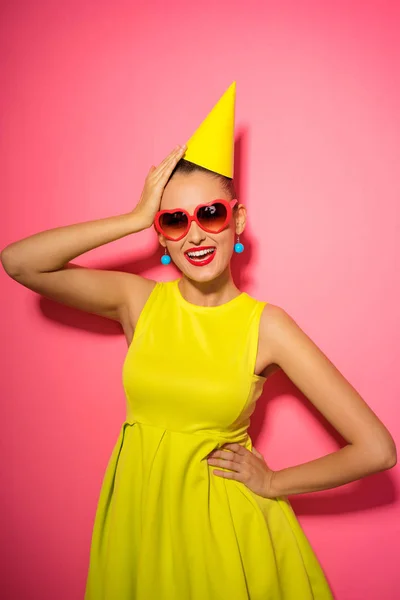 Joven Bonita Mujer Vestido Amarillo Sombrero Cumpleaños Ríe — Foto de Stock