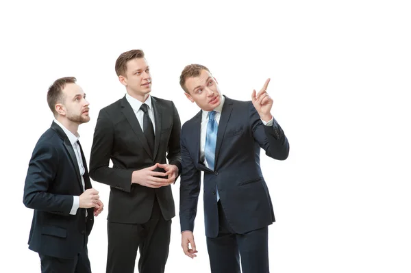 Selbstbewusster Geschäftsmann Zeigt Weg Und Lächelt Während Mit Zwei Kollegen — Stockfoto