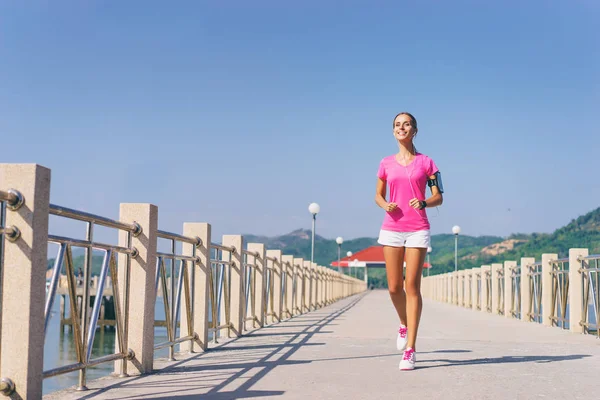 Jeune Femme Mince Faisant Exercice Sur Jetée Mer — Photo