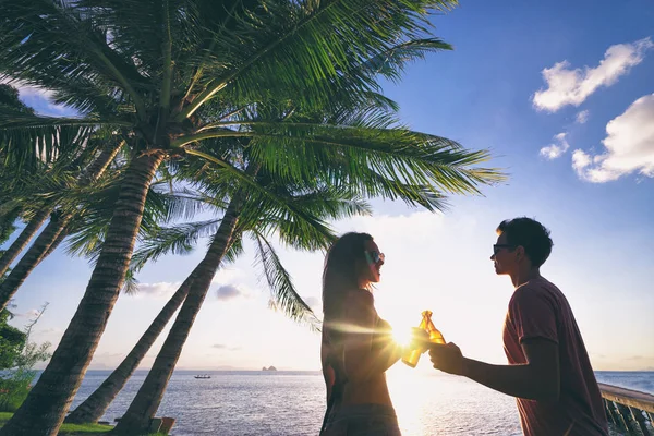 Unga Älskande Par Som Dricker Tillsammans Medan Vilar Sea Beach — Stockfoto