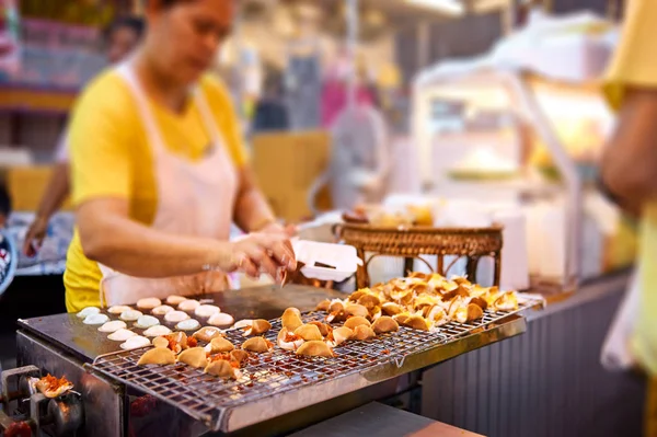伝統的なタイの夜市場の屋台の食べ物のクローズ アップ ビュー — ストック写真