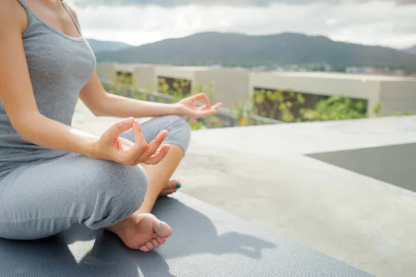 Close View Young Woman Lotus Pose Roof City Mountains View — Stock Photo, Image