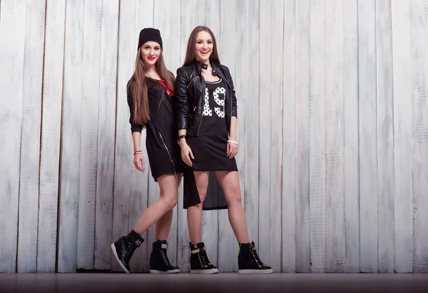 Dos Hermosas Mujeres Jóvenes Sonrientes Pie Juntas — Foto de Stock