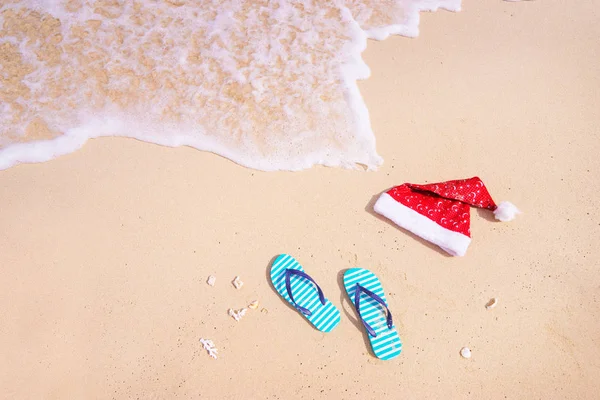 泰国沙滩上的拖鞋和圣诞老人帽子 — 图库照片