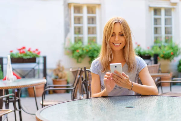 Jovem Atraente Sorrindo Mulher Usando Telefone Inteligente Restaurante Calçada — Fotografia de Stock
