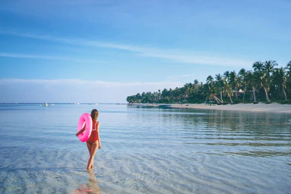 Retrato Livre Mulher Bonita Maiô Vermelho Com Anel Inflável Praia — Fotografia de Stock