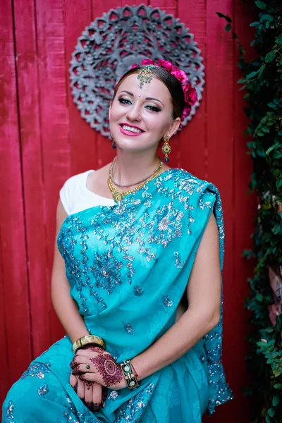 Piękna Młoda Kobieta Indyjska Tradycyjne Stroje Ślubny Makijaż Biżuterię — Zdjęcie stockowe