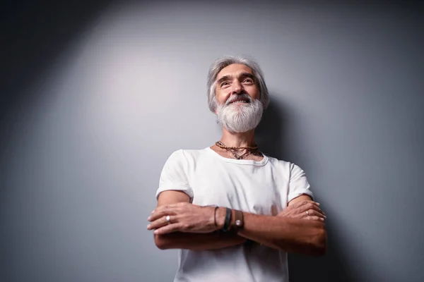 Studioporträt Eines Gutaussehenden Älteren Mannes Mit Grauem Bart — Stockfoto