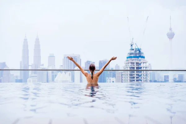 Mujer Joven Con Las Manos Arriba Disfrutando Vista Ciudad Desde — Foto de Stock