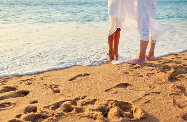 Coppia Adorabile Sulla Spiaggia Close Piedi Maschili Femminili Sulla Sabbia — Foto Stock