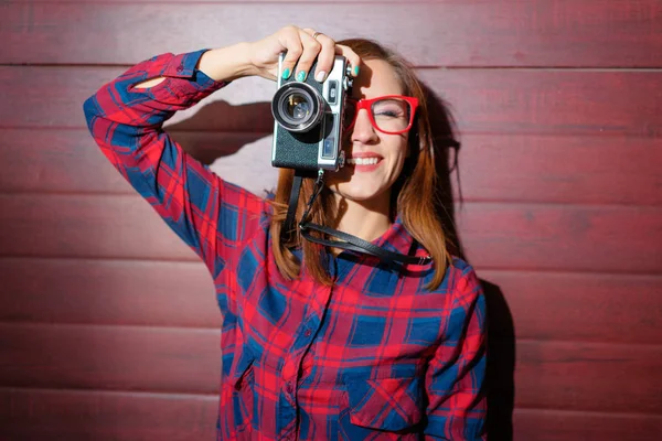 Young Attractive Woman Holding Camera While Standing Wall — Stock Photo, Image