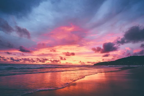 Belo Pôr Sol Praia Oceano Com Céu Refletindo Água — Fotografia de Stock