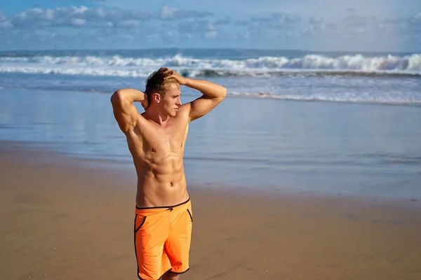 Joven Guapo Fuerte Bronceándose Playa — Foto de Stock