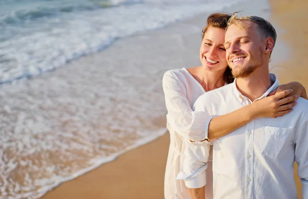 Belo Casal Amoroso Pano Branco Abraçando Praia — Fotografia de Stock