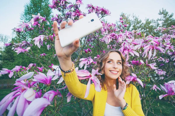 Junge Lächelnde Frau Macht Selfie Blühenden Garten — Stockfoto