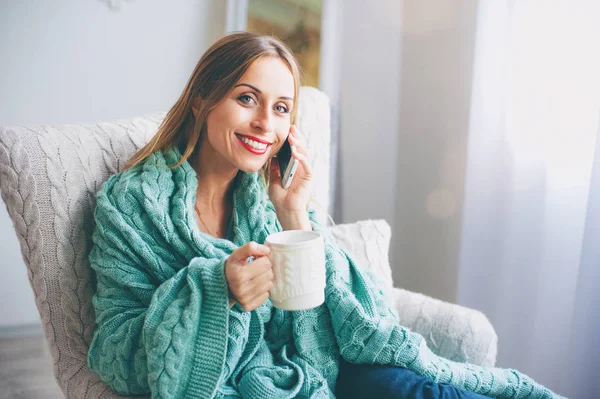 Mooie Jonge Vrouw Met Kopje Thee Praten Door Slimme Telefoon — Stockfoto