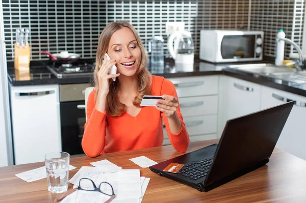 Happy Woman Parla Con Cellulare Facendo Shopping Line Con Carta — Foto Stock