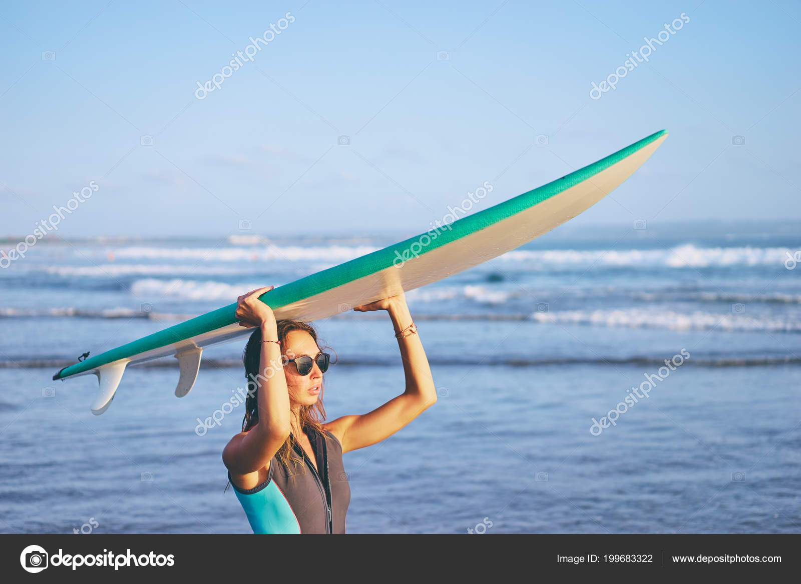 海のビーチでサーフィン ボードを保持しているかなり若い女性 ストック写真 C Luengo Ua 海のビーチでサーフィン ボードを保持しているかなり若い女性 ストック写真 C Luengo Ua