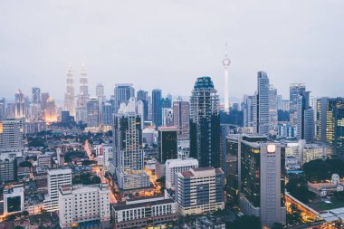 Cityscape bulutlu gökyüzü ve scyscrapers. Megapolis Kuala Lumpur, Malezya. 24 Kasım 2015'in.