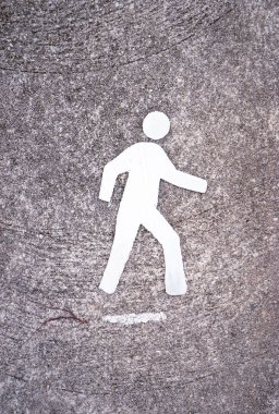 yolda yakından görmek bir işaret. Geçit. Adam silüeti.