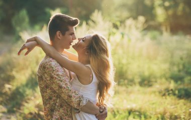 Güzel sevgi dolu çift parkta öpüşme açık portresi.