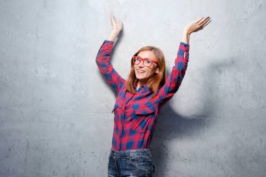 Genç çekici kadın eller yukarı yükseltir.