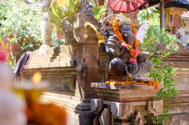 Arka çiçekli Ganesha Tanrı'nın geleneksel taş heykel. Bali, Endonezya.