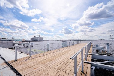 Güzel manzarasına ahşap iskele içinde nehir bağlantı noktası Saint-Petersburg, Rusya Federasyonu.