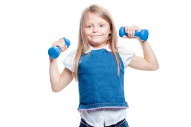 Sevimli küçük kız beyaz izole dumbbells kaldırdı.