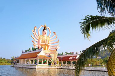 18 el Tanrı heykeli (Guanyin), Koh Samui, Surat Thani, Tayland ile Wat Plai Laem Tapınağı doğal görünümü.