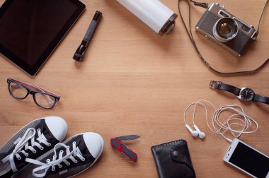 Ahşap arka plan nesnelerinde farklı fotoğraf: kamera, akıllı telefon, Gözlük, el feneri, dijital tablet, cüzdan, izlemek, lastikbotlar, termos