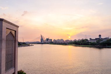 Nehir dolgu ve köprü Putrajaya şehir, Malezya.