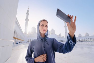 Geleneksel abaya Şeyh Zayed Ulu Camii selfie alarak genç ve güzel kadın ünlü Abu Dabi şehir gezisi.