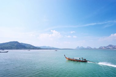 Geleneksel Tay longtail tekneler ve kayalar güzel manzarasına ufukta.