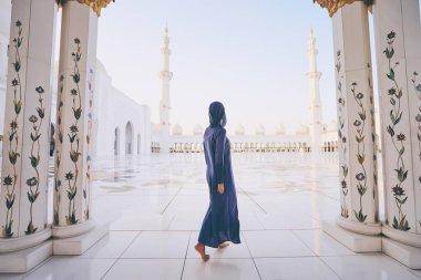 Sheikh Zayed Ulu Camii, geleneksel abaya ayakta kadında ünlü Abu Dabi şehir gezisi.