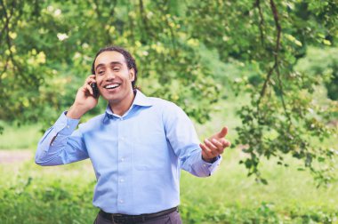 Parkta duran ve telefon ederek yakışıklı esmer tenli adam Yöneticisi