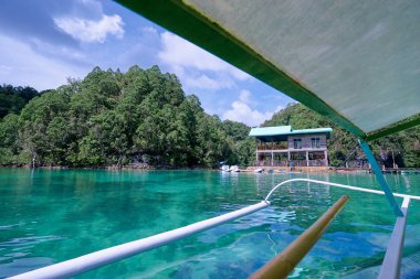 Güzel manzarasına manzara mavi deniz, tropikal adalar ve balık tutma evler stilts mangrov lagün, Siargao Adası, Filipinler.
