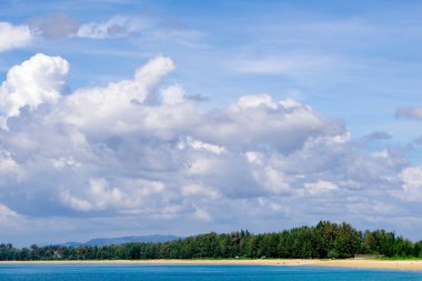 Bulutlu gökyüzü güzel deniz sahil manzaralı.
