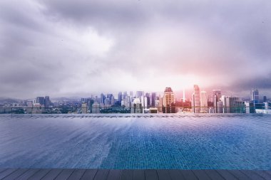 Kuala Lumpur, Malezya güzel manzaralı çatı üstüne Yüzme Havuzu.