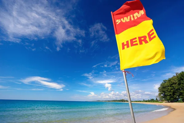 Pływać Tutaj Flaga Bezpieczeństwa Brzegu Morza Widok Bliska — Zdjęcie stockowe