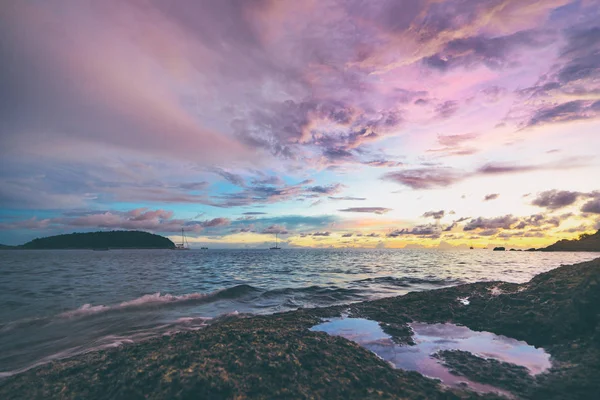 Bela Paisagem Com Nuvens Coloridas Pôr Sol Mar — Fotografia de Stock