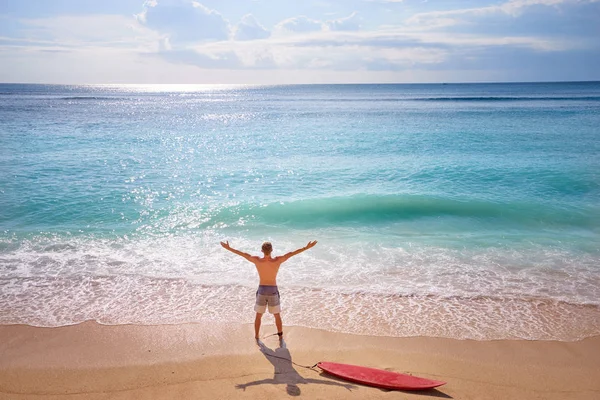 Surfista Mani Alto Sulla Spiaggia Del Mare — Foto Stock