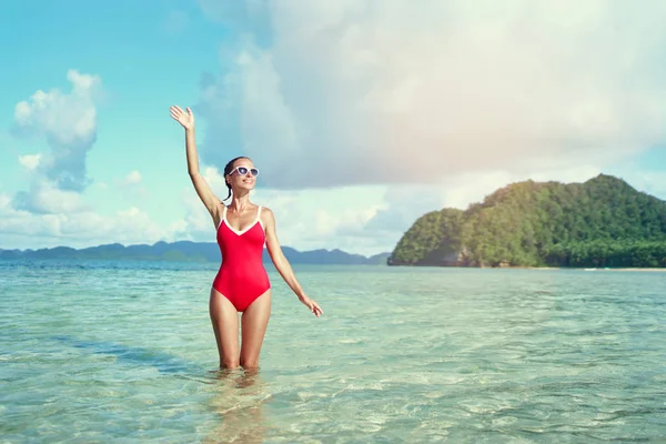 Portrait Extérieur Jolie Jeune Femme Maillot Bain Rouge Sur Une — Photo