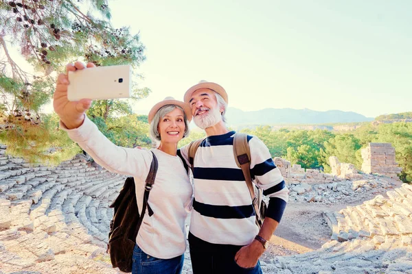 Viajar Pareja Personas Mayores Tomando Selfie Juntos Contra Antiguos Antecedentes —  Fotos de Stock