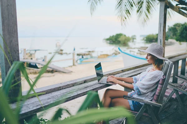 Destul Tânără Femeie Folosind Laptop Cafenea Plaja Tropicală — Fotografie, imagine de stoc