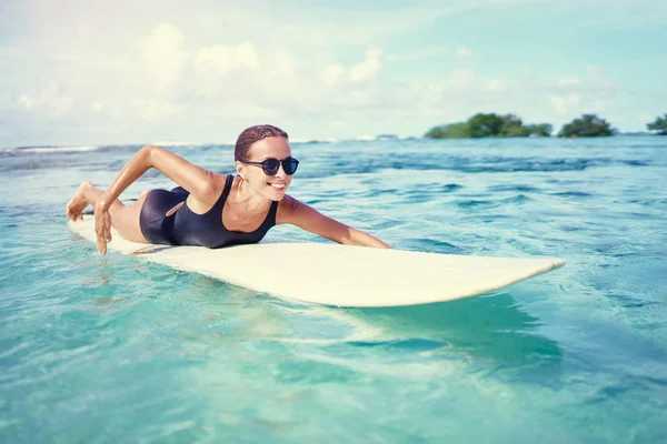 Gelukkig Zorgeloos Sexy Vrouw Surfen Liggend Peddel Surfplank Heldere Water — Stockfoto