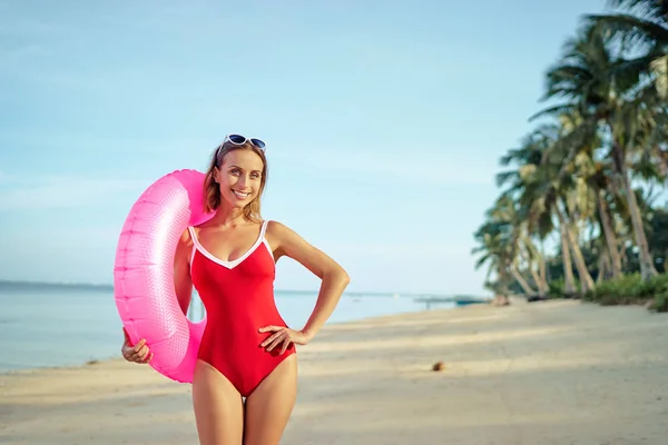 Retrato Aire Libre Una Bonita Mujer Joven Traje Baño Rojo — Foto de Stock