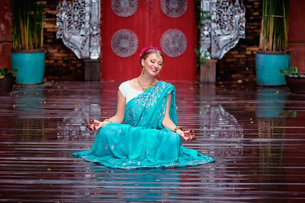 Bollywood Tanečnice Sárí Hennou Rukou Meditaci Zahradě Chrámu — Stock fotografie