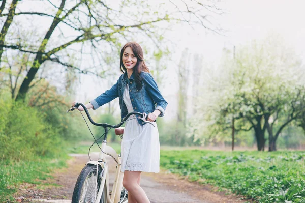 Attraktive Junge Brünette Frau Fuß Mit Dem Fahrrad Vor Dem — Stockfoto