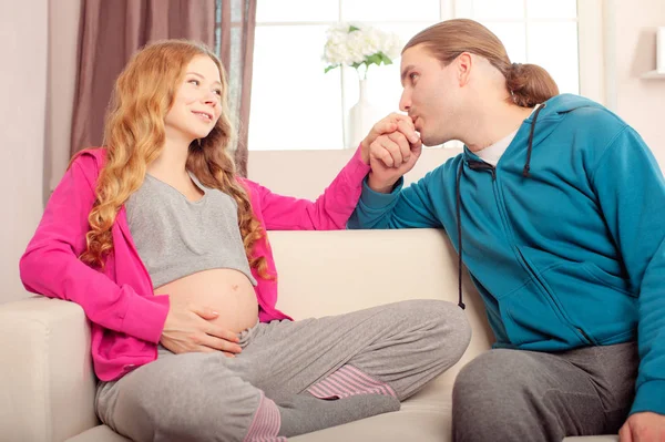 Man Kussen Een Hand Van Zwangere Kaukasische Vrouw Terwijl Zij — Stockfoto